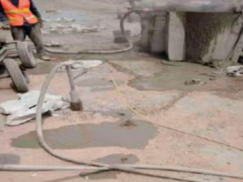 灵台水泥混凝土路面板底注浆技术 路面脱空注浆整治方案